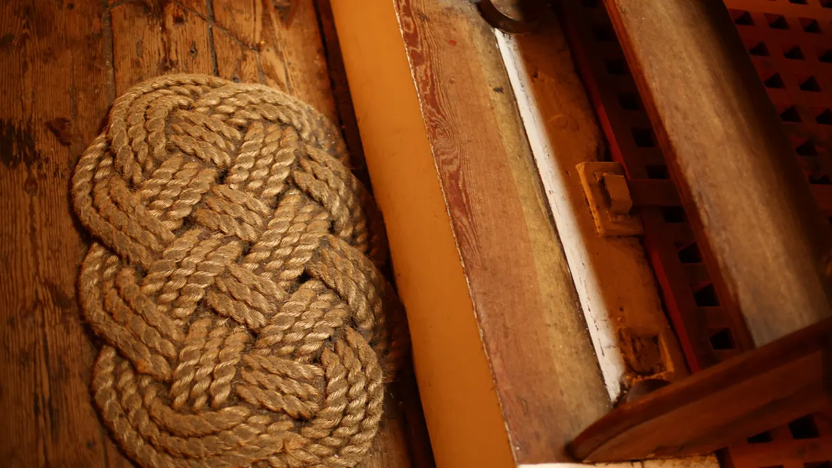 Tapis de cordage tressé en nœud marin, sur un pont en bois