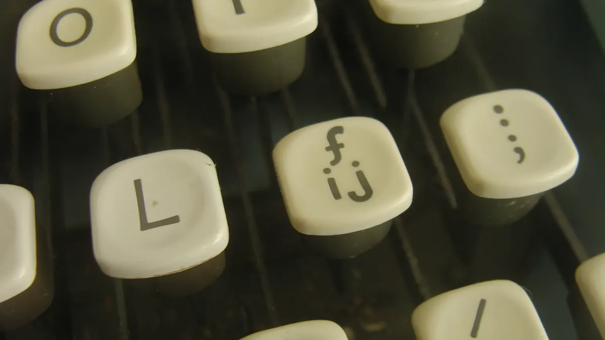 Touches d'une machine à écrire ancienne, en gros plan
