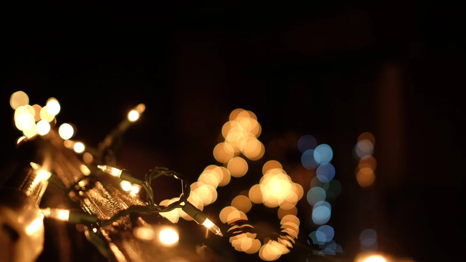 Guirlandes lumineuses floues dans la nuit