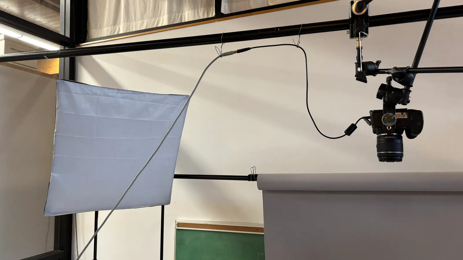 Boîte à lumière et appareil photo installés dans un studio