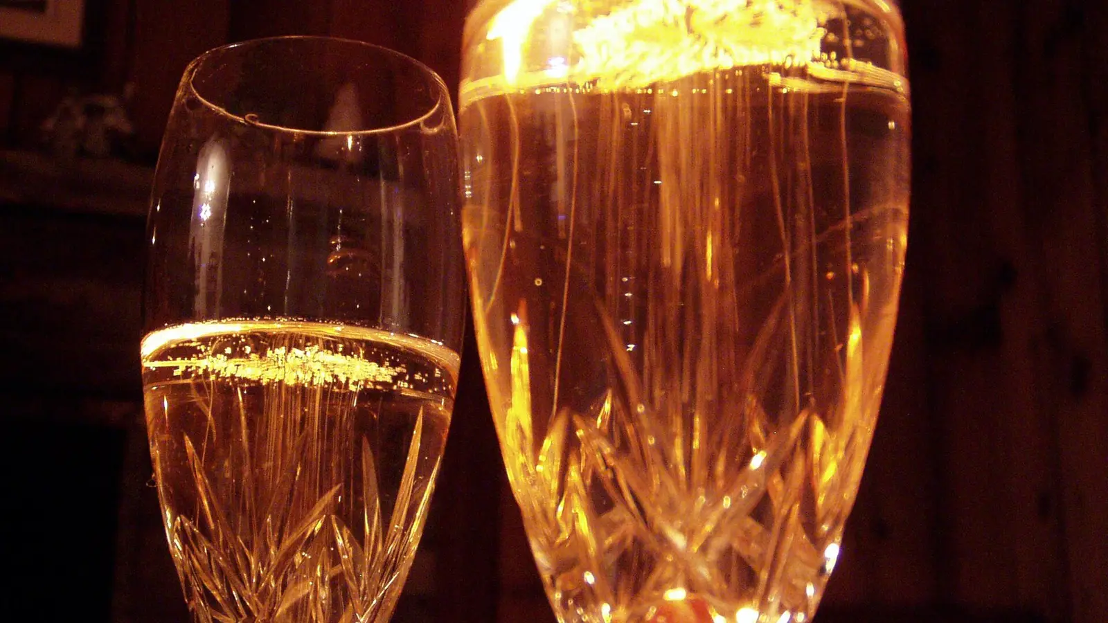 Deux flûtes de champagne éclairées à la bougie