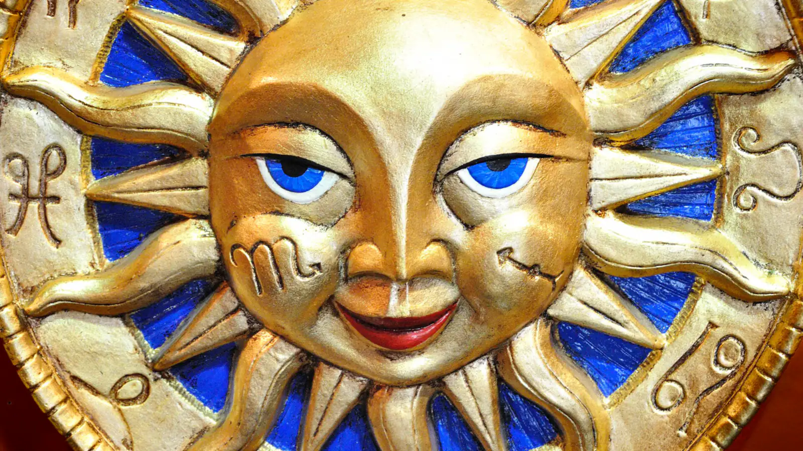 Masque vénitien doré en forme de soleil, aux yeux bleus