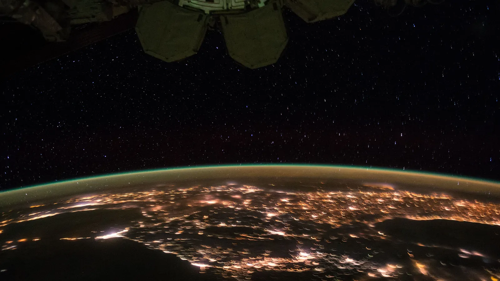 L'Europe illuminée la nuit, photographiée depuis la Station spatiale internationale