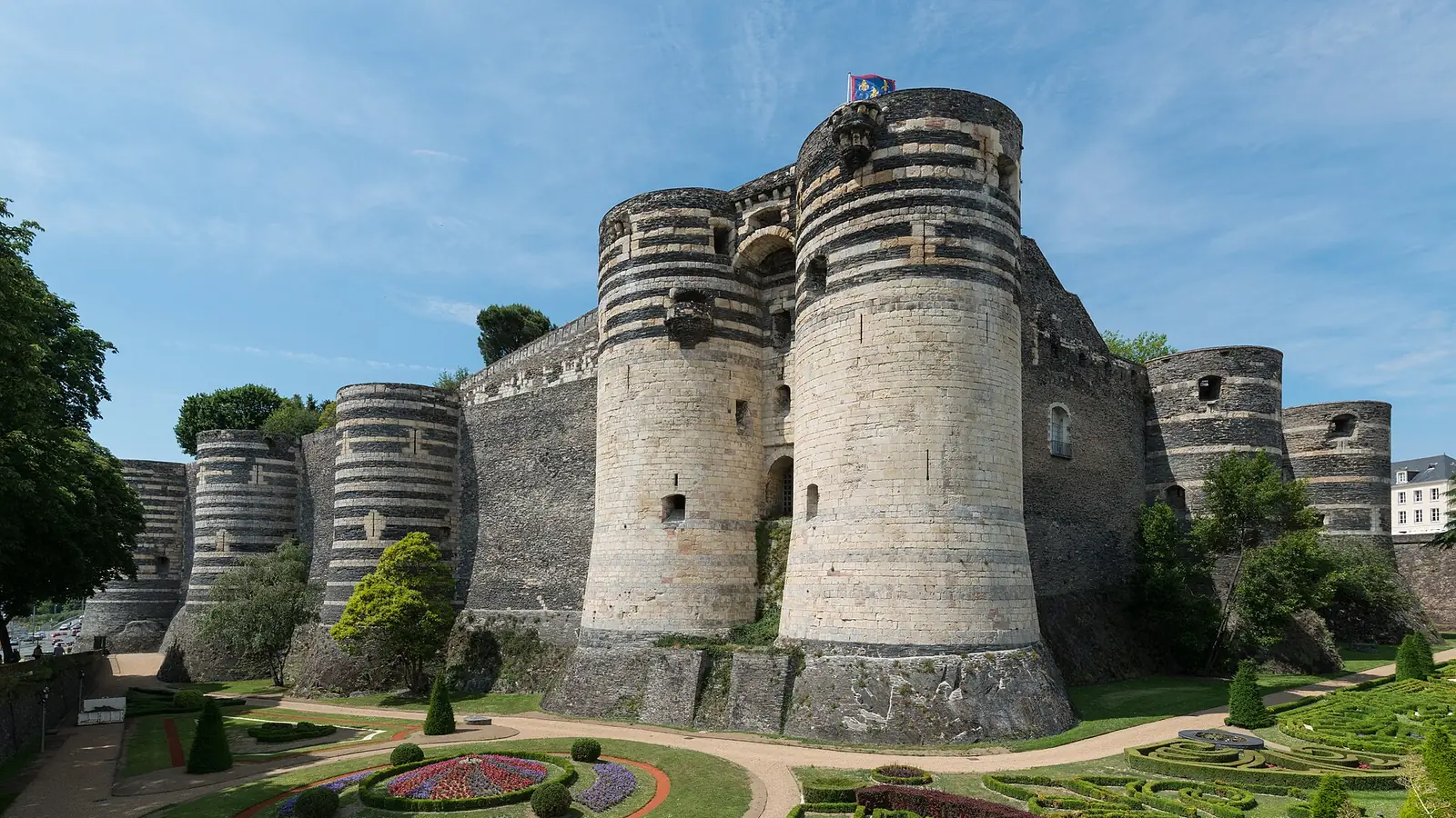Les tours du château d'Angers et ses jardins