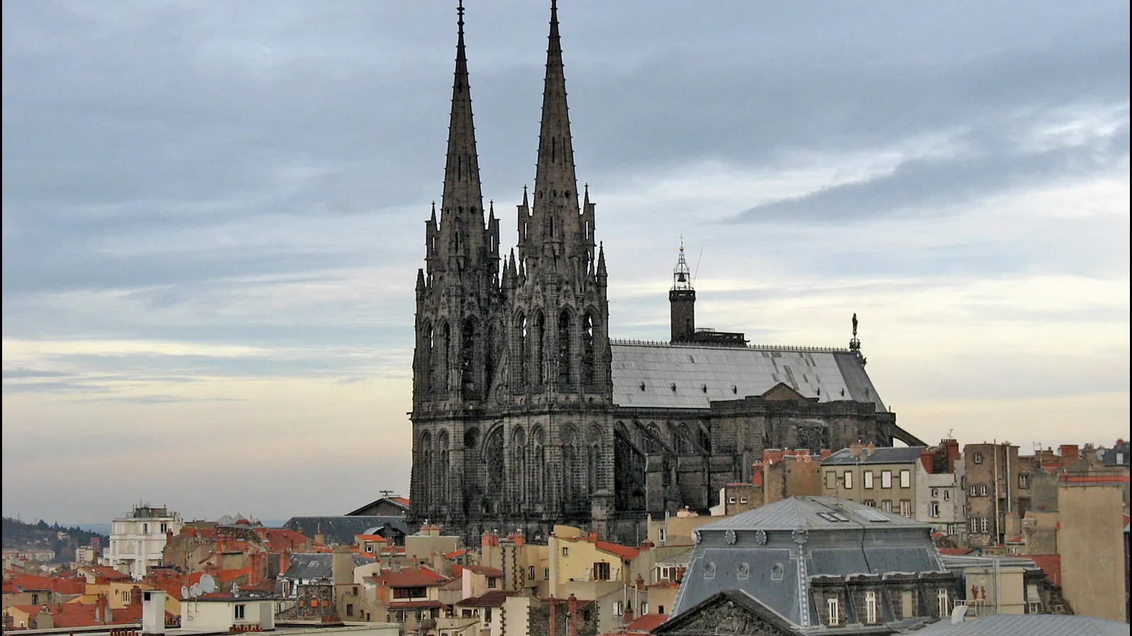 La cathédrale de Clermont-Ferrand au-dessus des toits de la ville