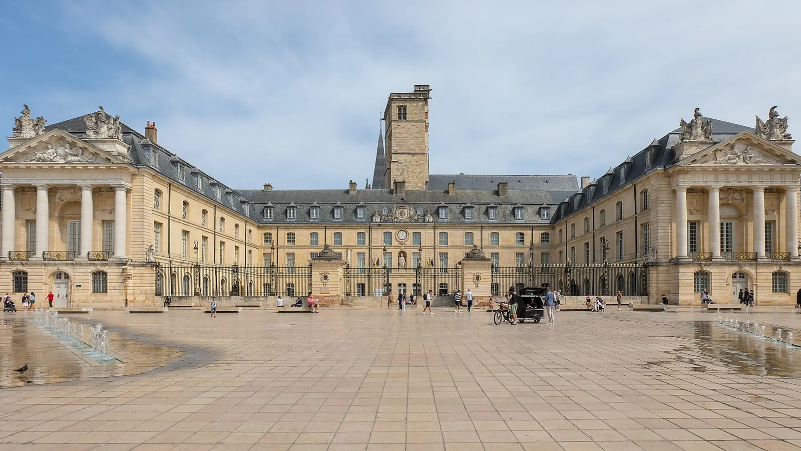 Palais des ducs et des États de Bourgogne à Dijon, vu depuis la place de la Libération