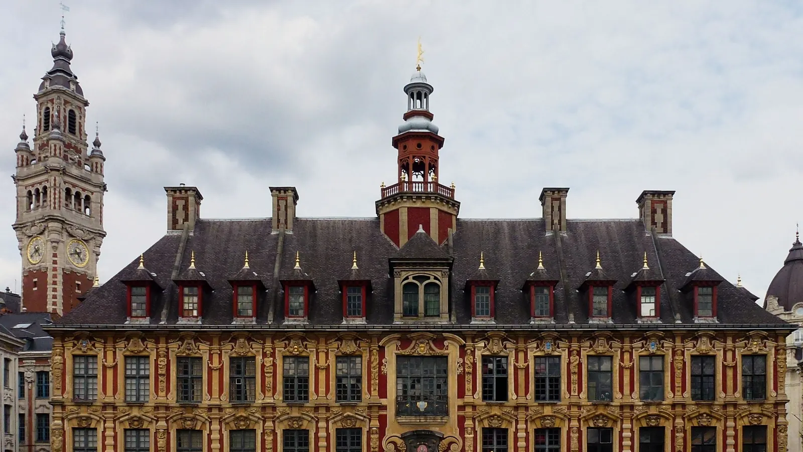 La Vieille Bourse et le beffroi de la chambre de commerce, à Lille