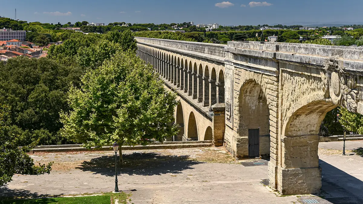 L'aqueduc Saint-Clément au pied de la promenade du Peyrou, à Montpellier