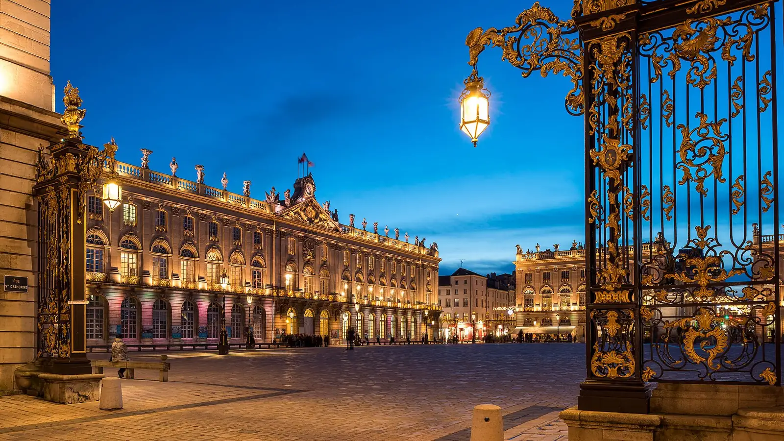 La place Stanislas et ses grilles dorées à la tombée de la nuit, à Nancy