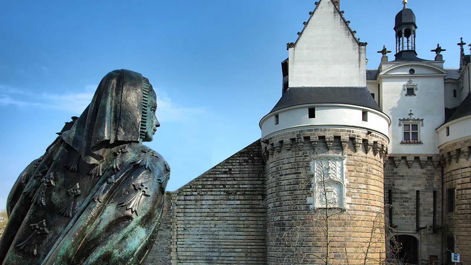 Le château des ducs de Bretagne et la statue d'Anne de Bretagne, à Nantes