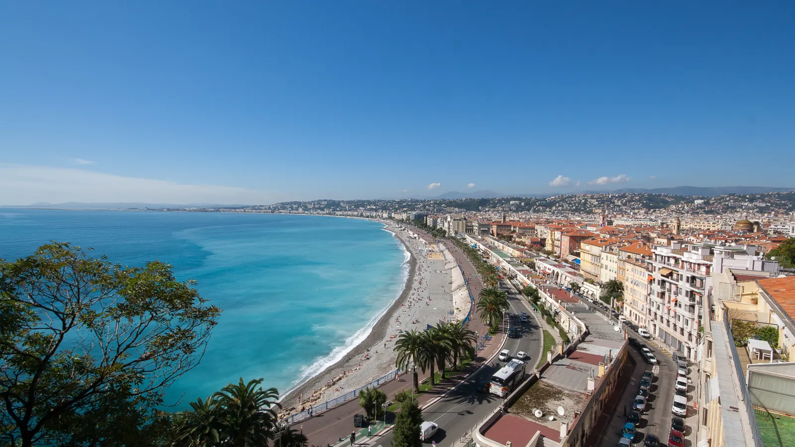La promenade des Anglais et la baie des Anges vues d'en haut, à Nice