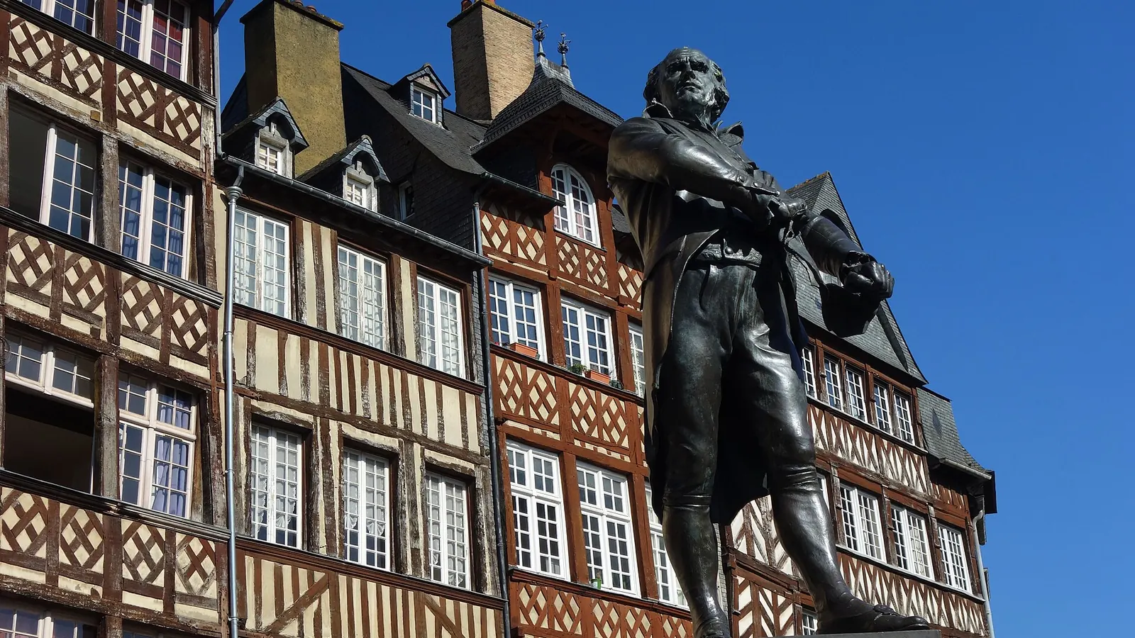 Maisons à pans de bois et statue de Leperdit, place du Champ-Jacquet, à Rennes