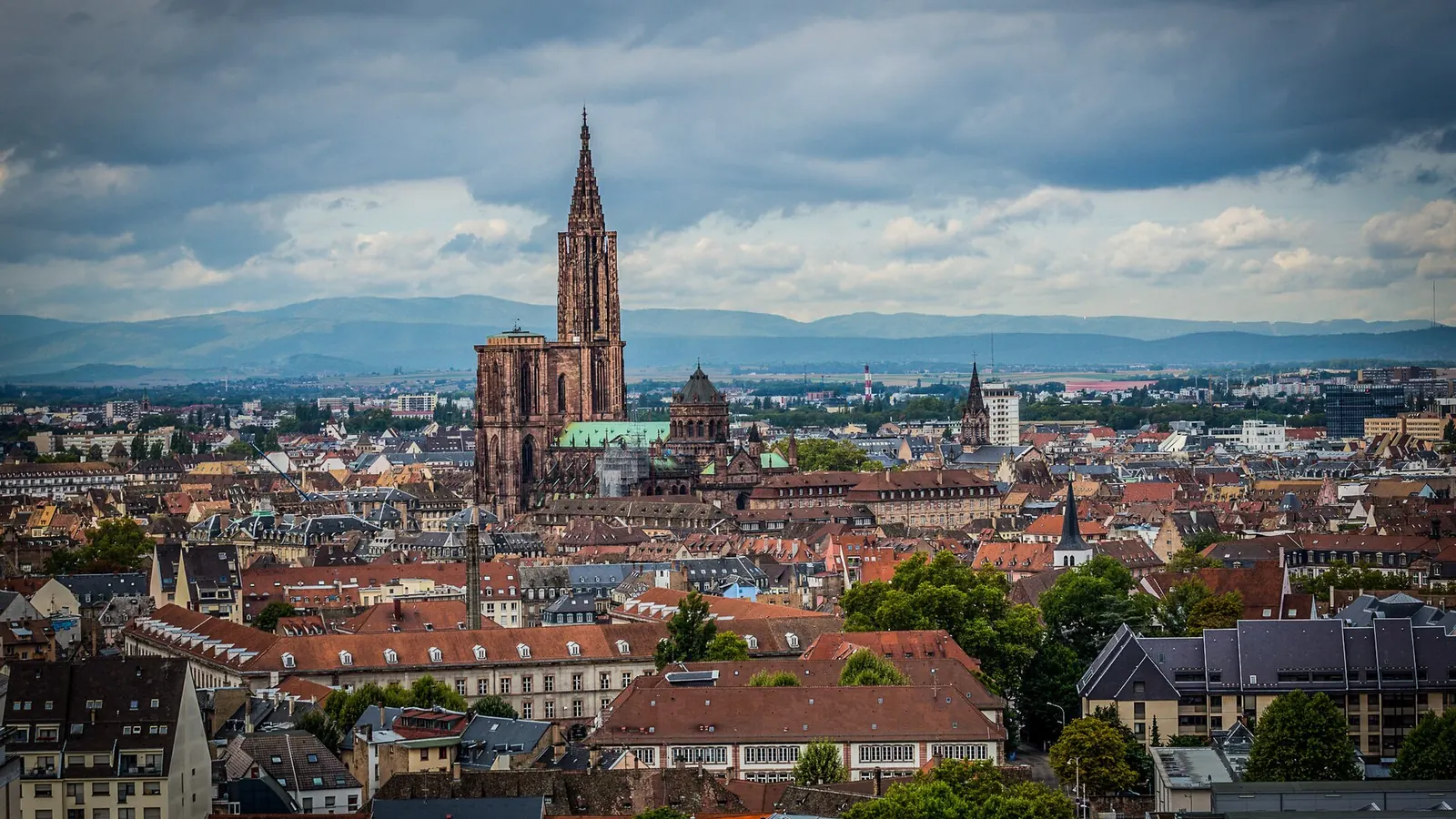 Vue aérienne de Strasbourg vers la cathédrale Notre-Dame